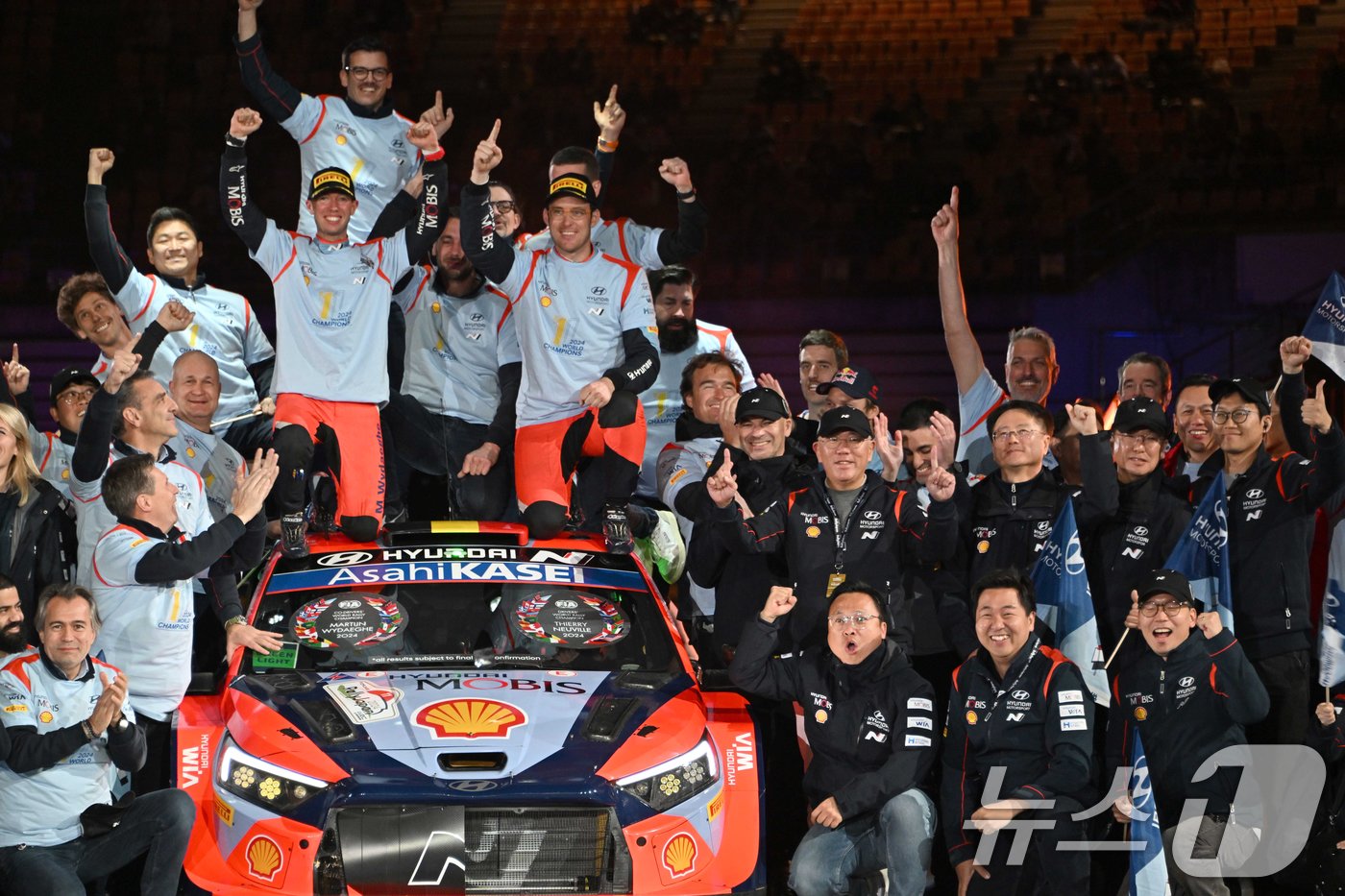 본문 이미지 - 정의선 현대차그룹 회장이 24일 WRC 일본 랠리 후 드라이버 우승을 차지한 티에리 누빌(차 위 앞 줄 오른쪽) 선수 및 임직원들과 기념촬영을 하고 있다. (현대차그룹 제공) 2024.11.24/뉴스1
