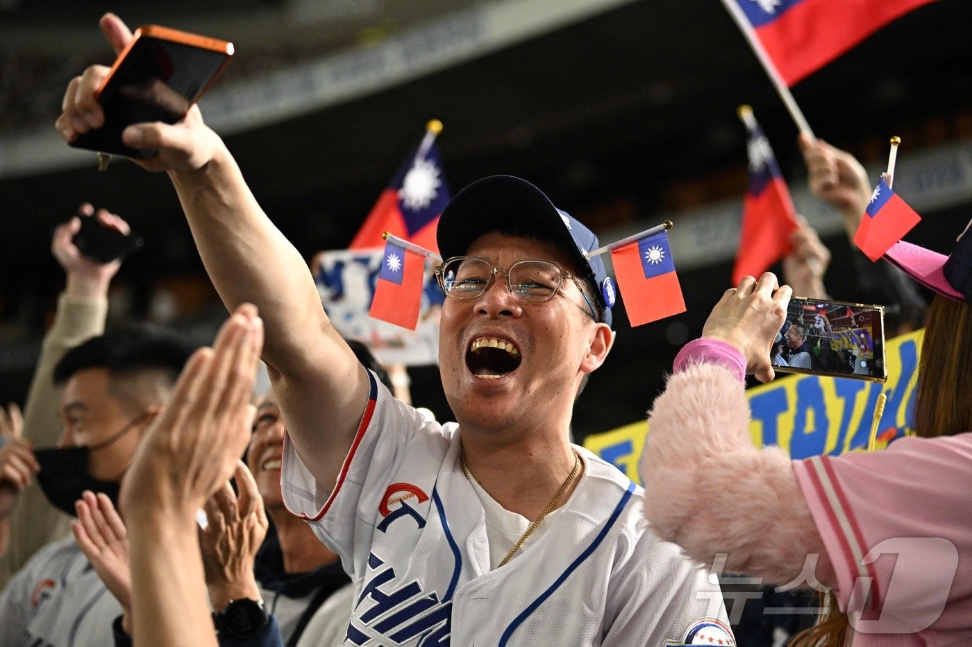 본문 이미지 - 일본을 꺾고 우승을 차지한 대만 팬이 기뻐하고 있다. ⓒ AFP=뉴스1