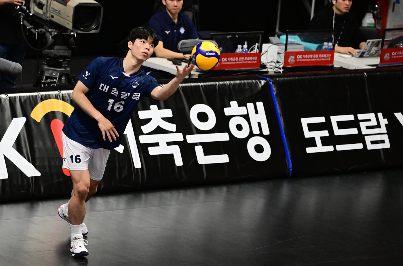 본문 이미지 - 2024-25시즌 서브 1위를 달리고 있는 정한용. (한국배구연맹 제공)