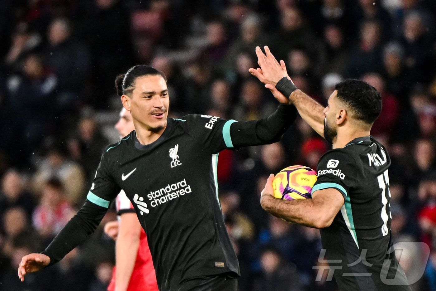 본문 이미지 - EPL 선두 리버풀이 사우샘프턴을 3-2로 꺾고 3연승을 질주했다. 2위 맨시티에 승점 8차로 앞섰다. ⓒ AFP=뉴스1