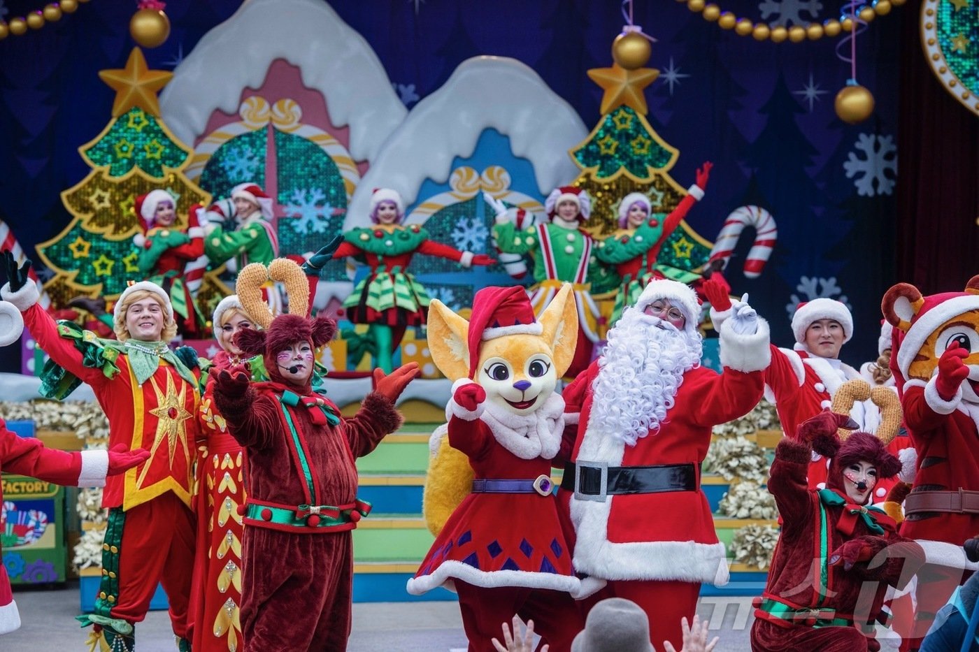 본문 이미지 - 에버랜드 카니발 광장에서 열리는 공연 '베리 메리 산타 빌리지'의 한 장면.(에버랜드 제공)