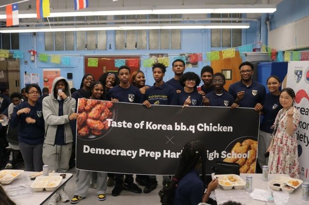 가장 맛보고 싶은 'K-푸드' BBQ, 美 고등학교서 일일 급식 행사 진행