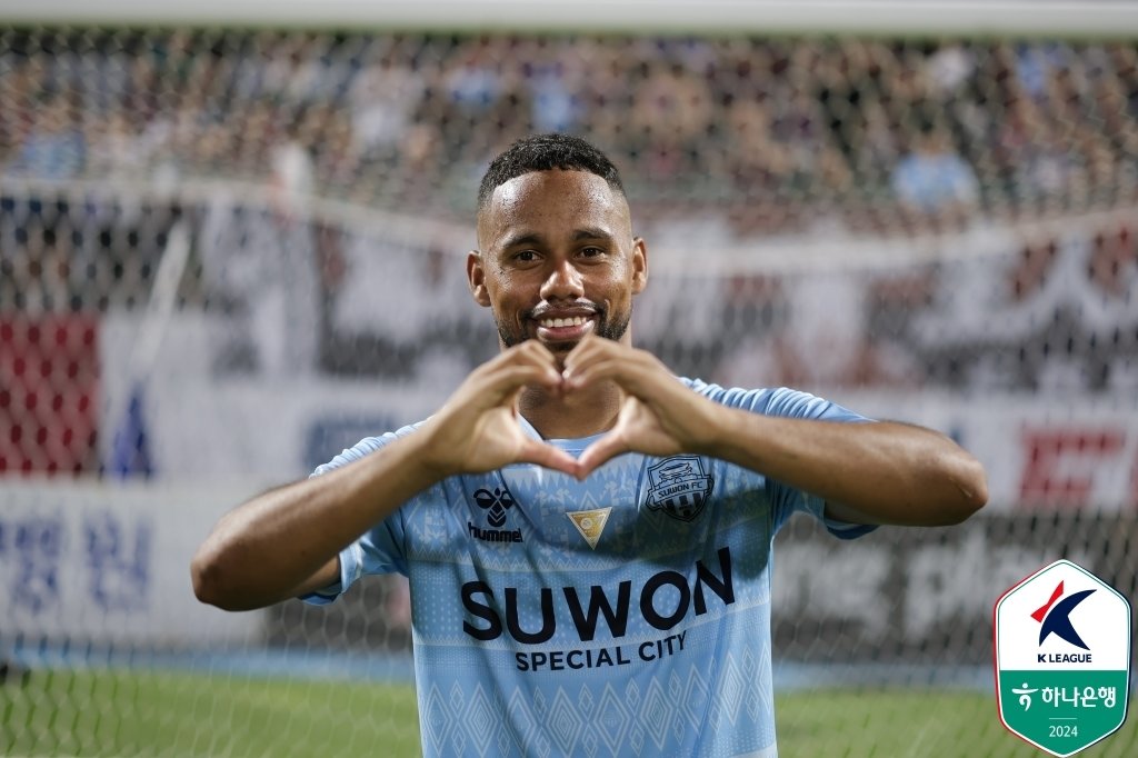 본문 이미지 - 수원FC 안데르손은 어시스트 13개로 2024시즌 K리그1 도움왕을 차지했다. (한국프로축구연맹 제공)