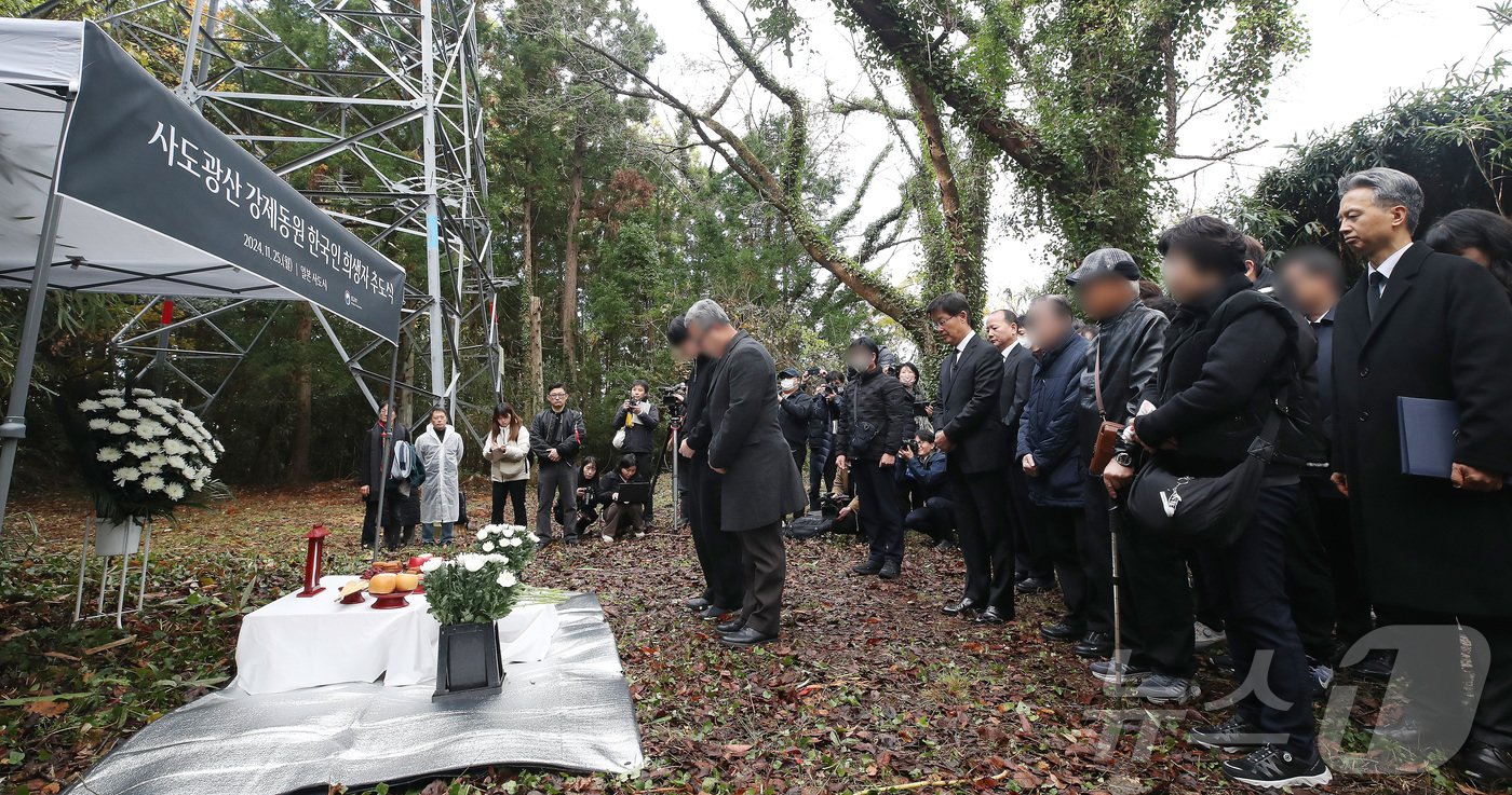 본문 이미지 - 강제징용 피해자 유가족이 25일 오전 일본 니가타현 사도시 소재 사도광산 조선인 기숙사 터 제4상애료에서 열린 사도광산 강제동원 한국인 희생자 추도식에서 추모를 하고 있다. 2024.11.25/뉴스1 ⓒ News1 임세영 기자