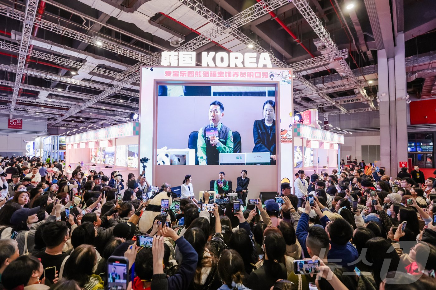 본문 이미지 - 판다 육아 스토리를 소개하고 있는 푸바오 할아버지 강철원 에버랜드 사육사&#40;한국관광공사 제공&#41;