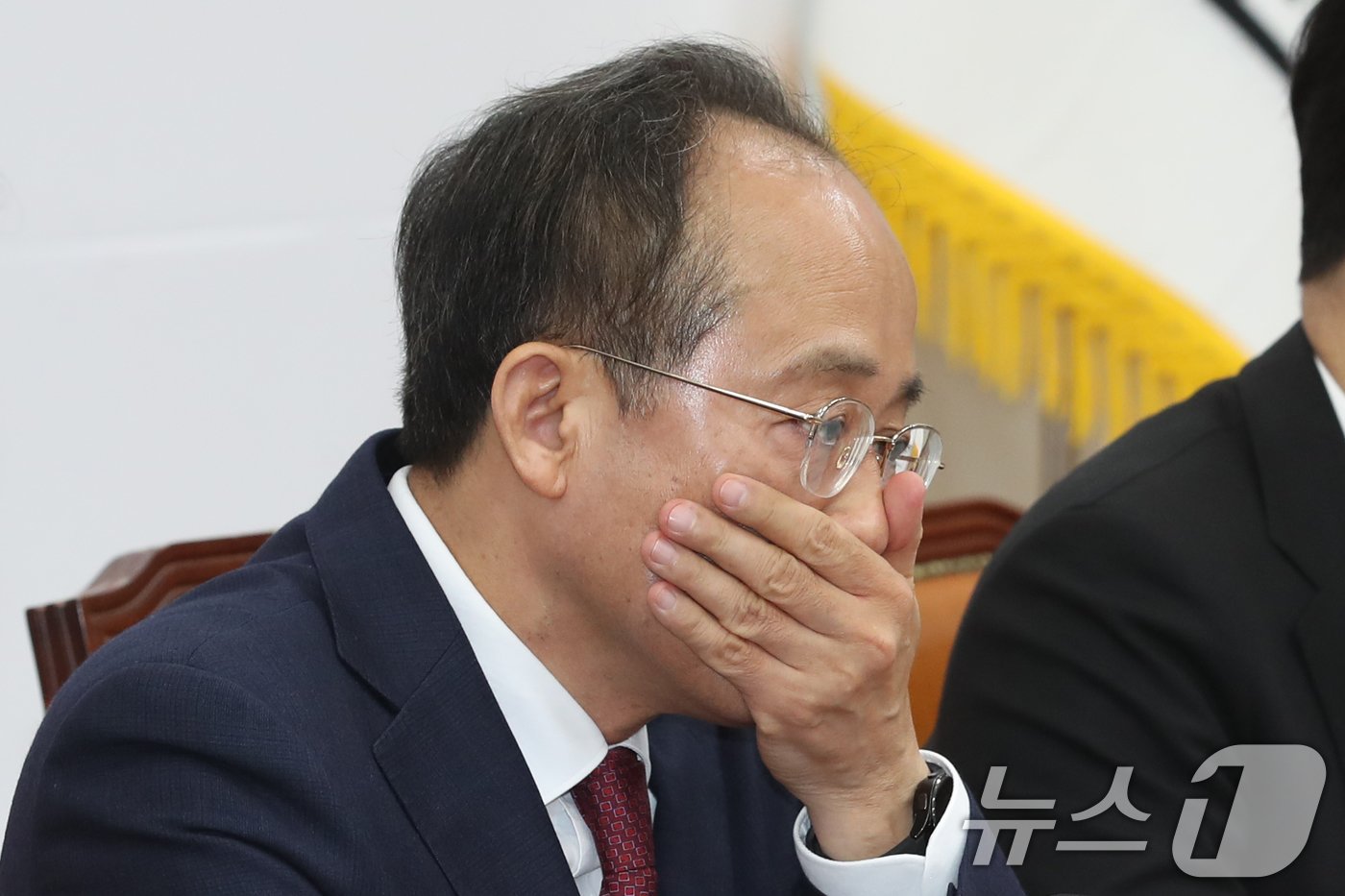 본문 이미지 - 추경호 국민의힘 원내대표가 25일 오전 서울 여의도 국회에서 열린 최고위원회의에서 손으로 얼굴을 감싸고 있다. 2024.11.25/뉴스1 ⓒ News1 이광호 기자