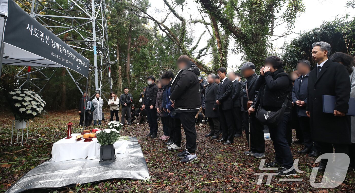 본문 이미지 - 지난해 11월 25일 박철희 당시 주일한국대사 및 강제징용 피해자 유가족이 일본 니가타현 사도시 소재 사도광산 조선인 기숙사 터 제4상애료에서 열린 사도광산 강제동원 한국인 희생자 추도식에서 추모 묵념을 하고 있다. /뉴스1 ⓒ News1 임세영 기자