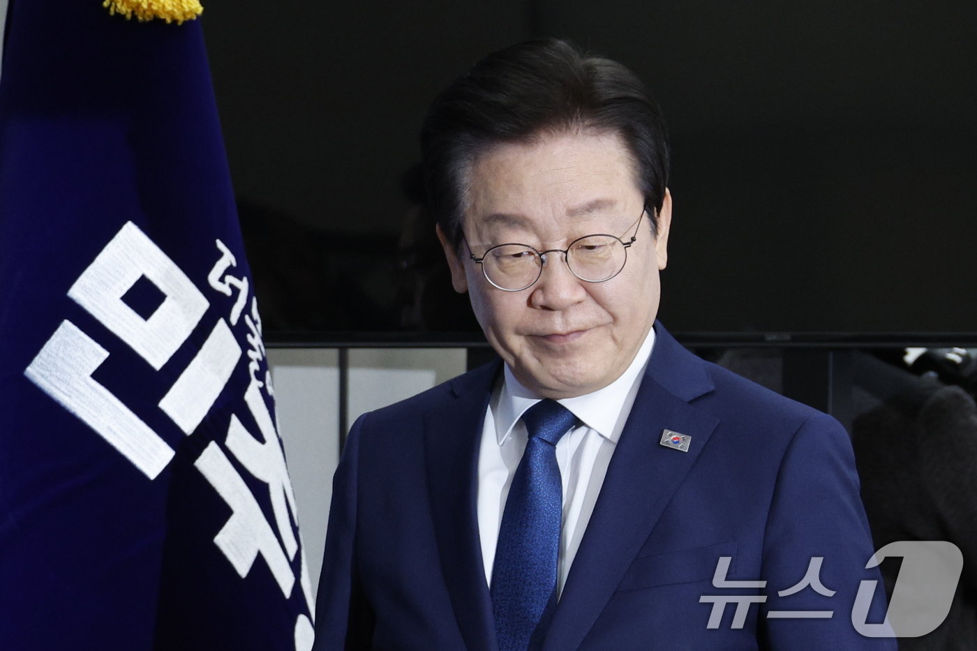 본문 이미지 - 위증교사 혐의 1심 선고를 앞둔 이재명 더불어민주당 대표가 25일 오전 서울 여의도 국회에서 열린 최고위원회의에 입장하고 있다. 2024.11.25/뉴스1 ⓒ News1 안은나 기자