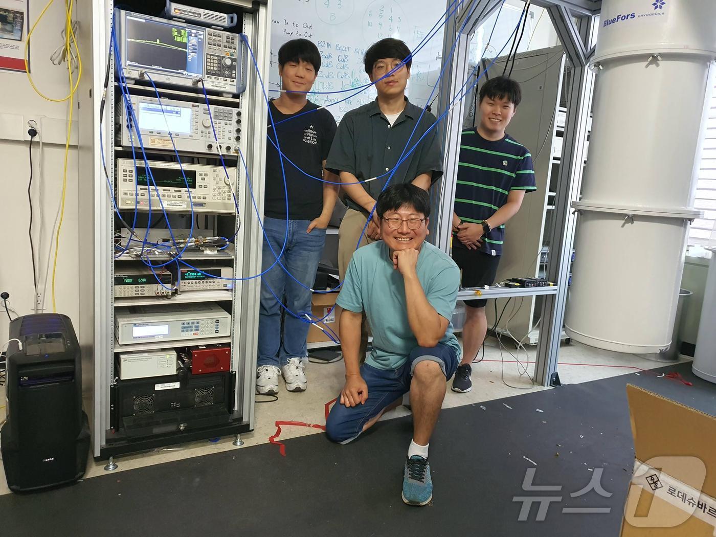 본문 이미지 - 왼쪽 위부터 시계 방향으로 정준우 박사, 배성재 박사과정 학생, 김영근 박사, 윤성우 박사. (KAIST 제공)/뉴스1
