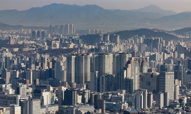 서울 12개구 집값 전주보다 둔화…강남 아파트값도 흔들리나