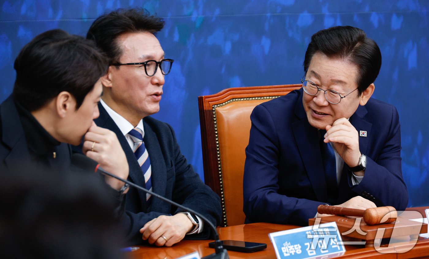 본문 이미지 - 이재명 더불어민주당 대표(오른쪽부터), 김민석, 한준호 최고위원이 25일 오전 서울 여의도 국회에서 열린 최고위원회의에서 대화하고 있다. 2024.11.25/뉴스1 ⓒ News1 안은나 기자