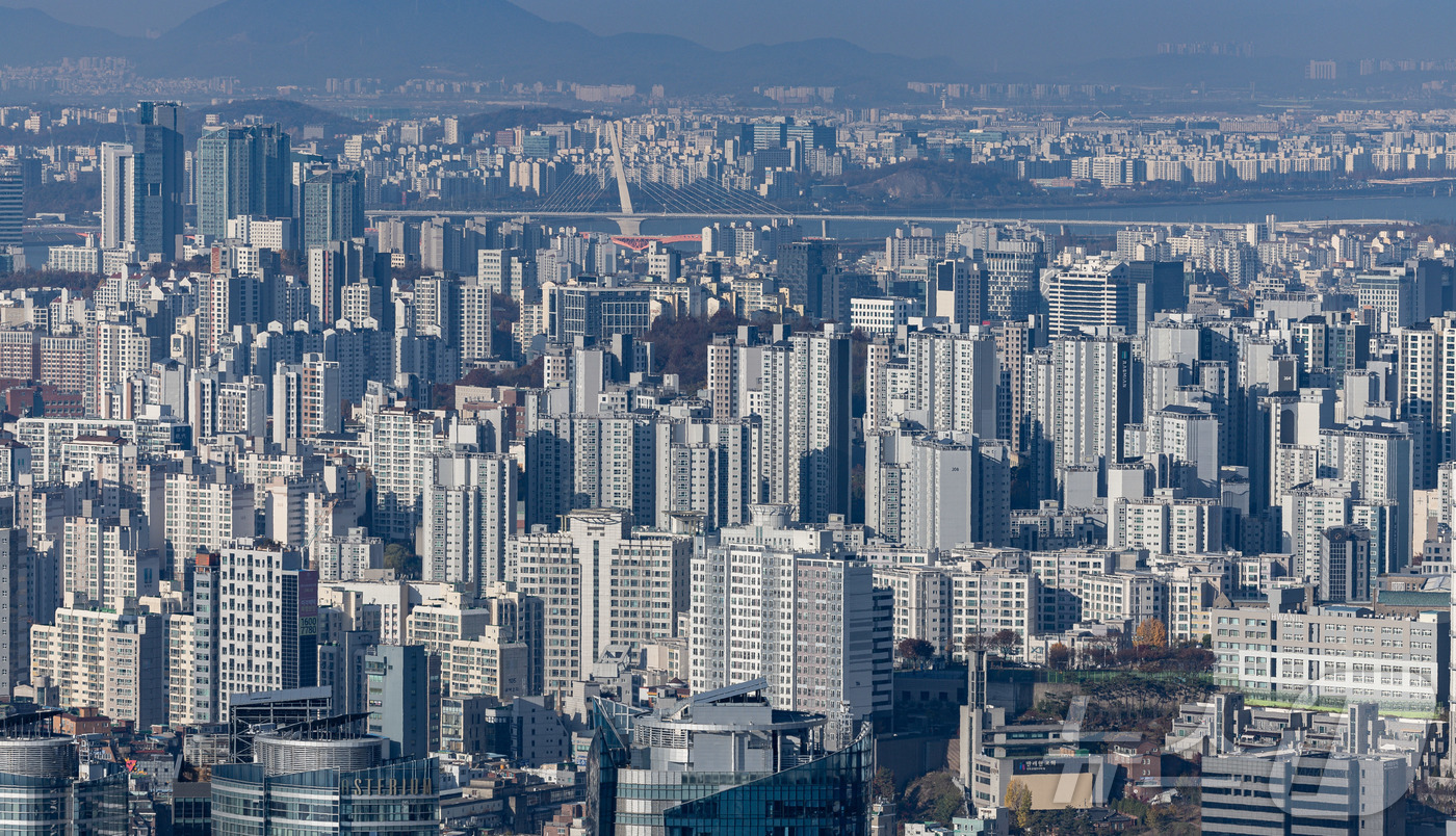 (서울=뉴스1) 이재명 기자 = 11월 서울 주택 매매가격 전망지수가 94를 기록하며 7개월 만에 하락 전망이 우세한 것으로 나타났다.24일 KB부동산이 발표한 '월간KB주택시장동 …