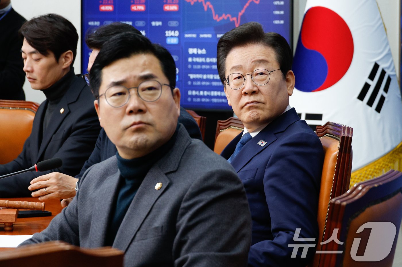 본문 이미지 - 이재명 더불어민주당 대표와 박찬대 원내대표가 25일 오전 서울 여의도 국회에서 열린 최고위원회의에 참석해 이 대표의 위증교사 무죄를 주장하는 전현희 최고위원의 발언을 들으며 PPT 화면을 보고 있다. 2024.11.25/뉴스1 ⓒ News1 안은나 기자