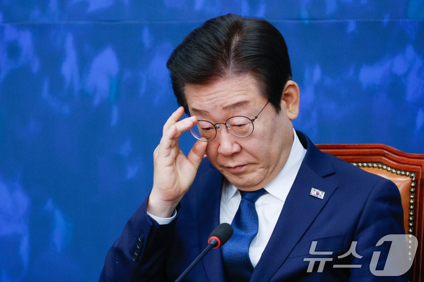 본문 이미지 - 위증교사 혐의 1심 선고를 앞둔 이재명 더불어민주당 대표가 25일 오전 서울 여의도 국회에서 열린 최고위원회의에 참석해 최고위원 발언을 듣고 있다. 2024.11.25/뉴스1 ⓒ News1 안은나 기자
