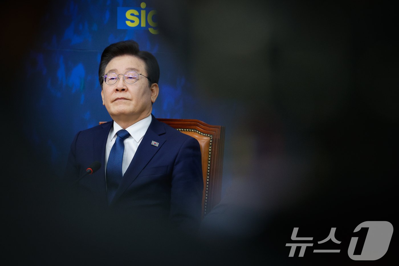 본문 이미지 - 위증교사 혐의 1심 선고를 앞둔 이재명 더불어민주당 대표가 25일 오전 서울 여의도 국회에서 열린 최고위원회의에 참석해 최고위원 발언을 듣고 있다. 2024.11.25/뉴스1 ⓒ News1 안은나 기자