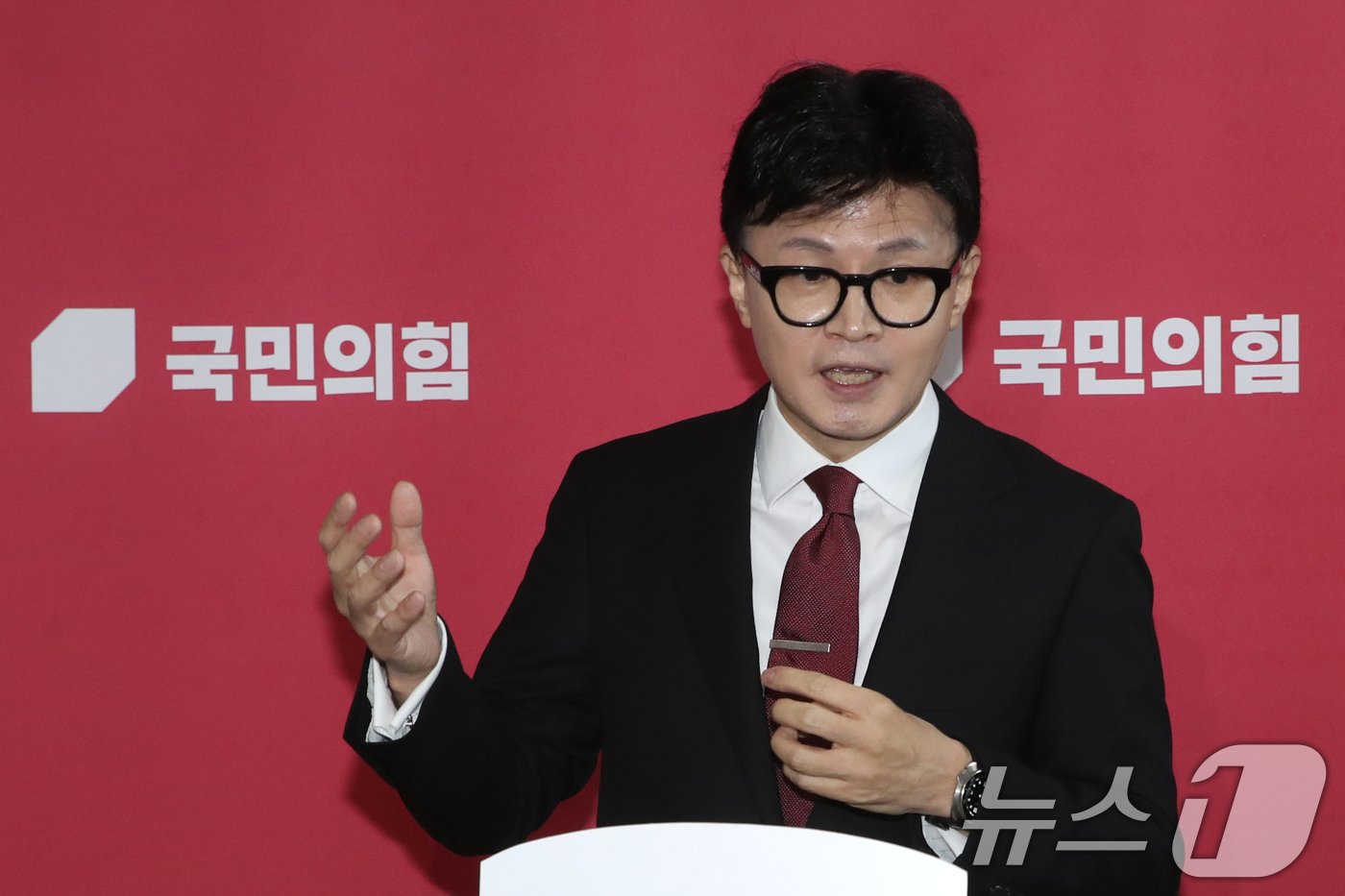 본문 이미지 - 한동훈 국민의힘 대표가 25일 오전 서울 여의도 국회에서 최고위원회의를 마친뒤 당원 게시판 논란과 관련해 취재진의 질문에 답하고 있다. 2024.11.25/뉴스1 ⓒ News1 이광호 기자