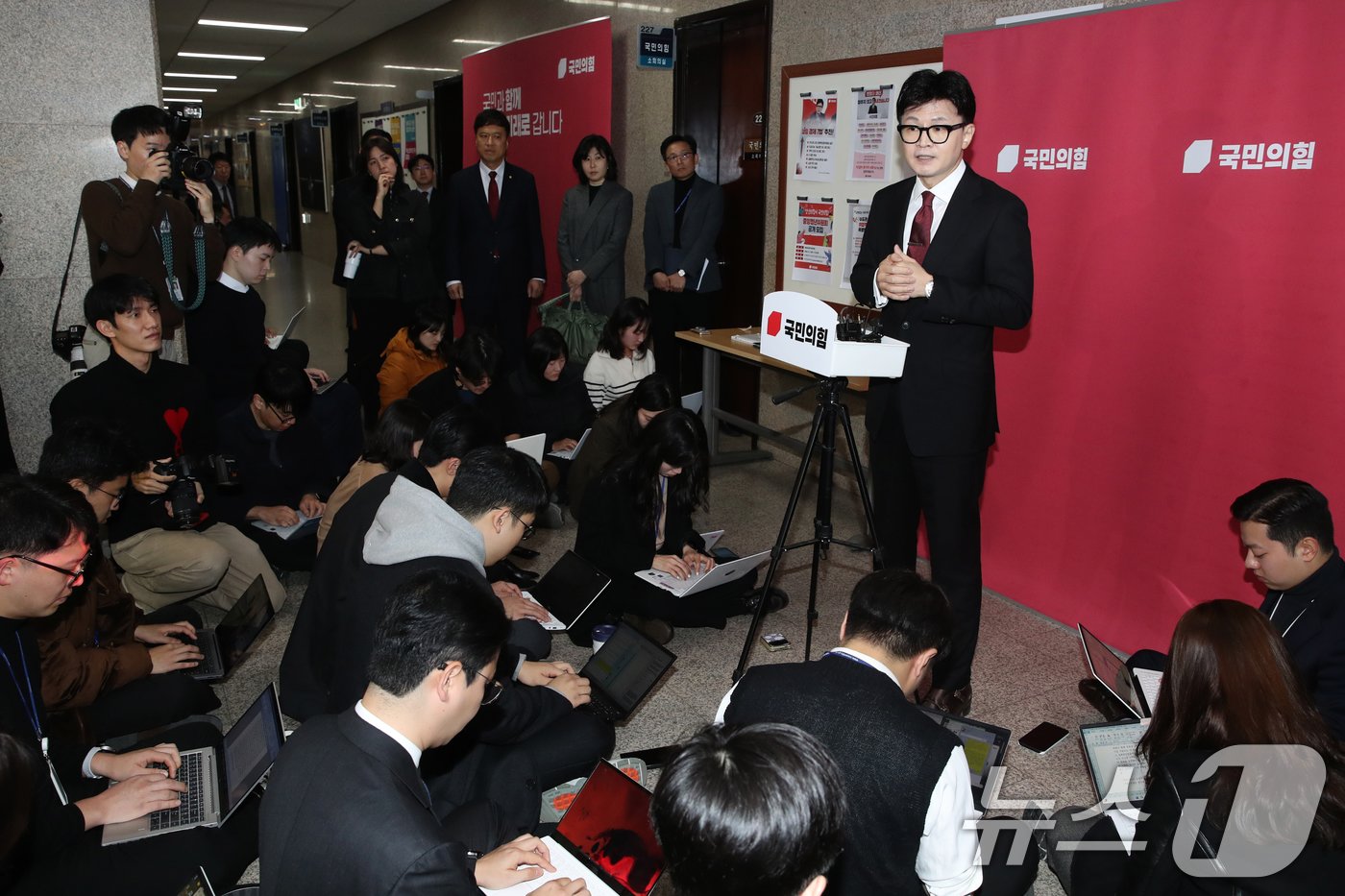 본문 이미지 - 한동훈 국민의힘 대표가 25일 오전 서울 여의도 국회에서 최고위원회의를 마친뒤 당원 게시판 논란과 관련해 취재진의 질문에 답하고 있다. 2024.11.25/뉴스1 ⓒ News1 이광호 기자