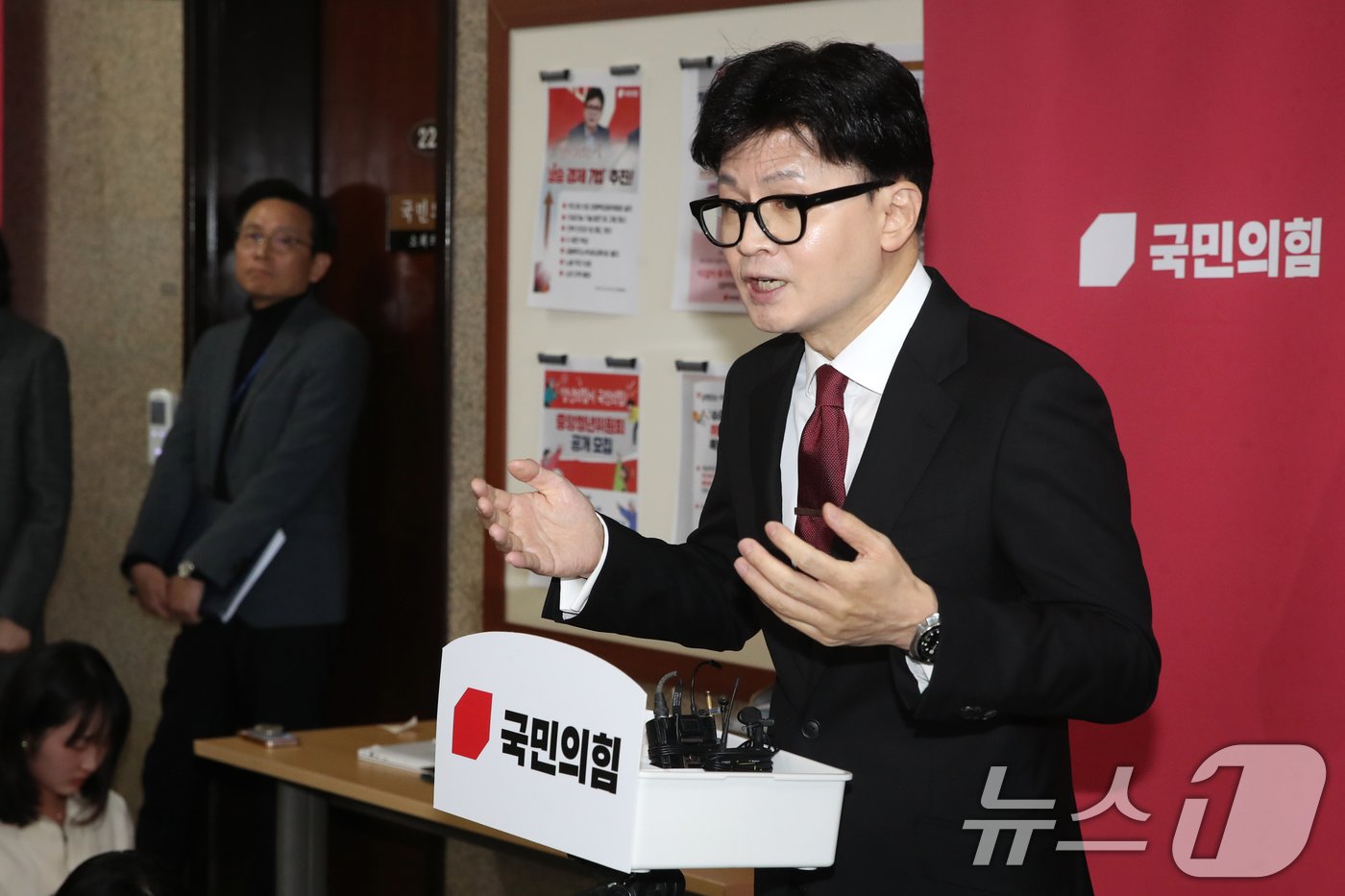 본문 이미지 - 한동훈 국민의힘 대표가 25일 오전 서울 여의도 국회에서 최고위원회의를 마친뒤 당원 게시판 논란과 관련해 취재진의 질문에 답하고 있다. 2024.11.25/뉴스1 ⓒ News1 이광호 기자