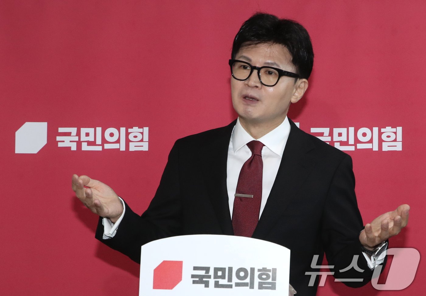 본문 이미지 - 한동훈 국민의힘 대표가 25일 오전 서울 여의도 국회에서 최고위원회의를 마친뒤 당원 게시판 논란과 관련해 취재진의 질문에 답하고 있다. 2024.11.25/뉴스1 ⓒ News1 이광호 기자