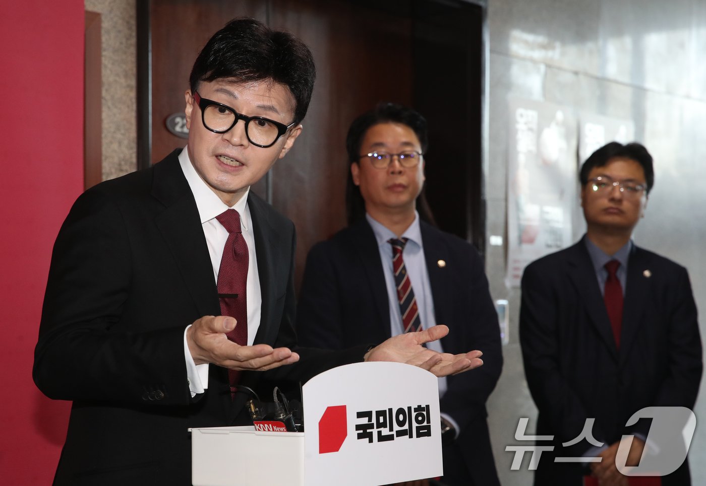 본문 이미지 - 한동훈 국민의힘 대표가 25일 오전 서울 여의도 국회에서 최고위원회의를 마친뒤 당원 게시판 논란과 관련해 취재진의 질문에 답하고 있다. 2024.11.25/뉴스1 ⓒ News1 이광호 기자