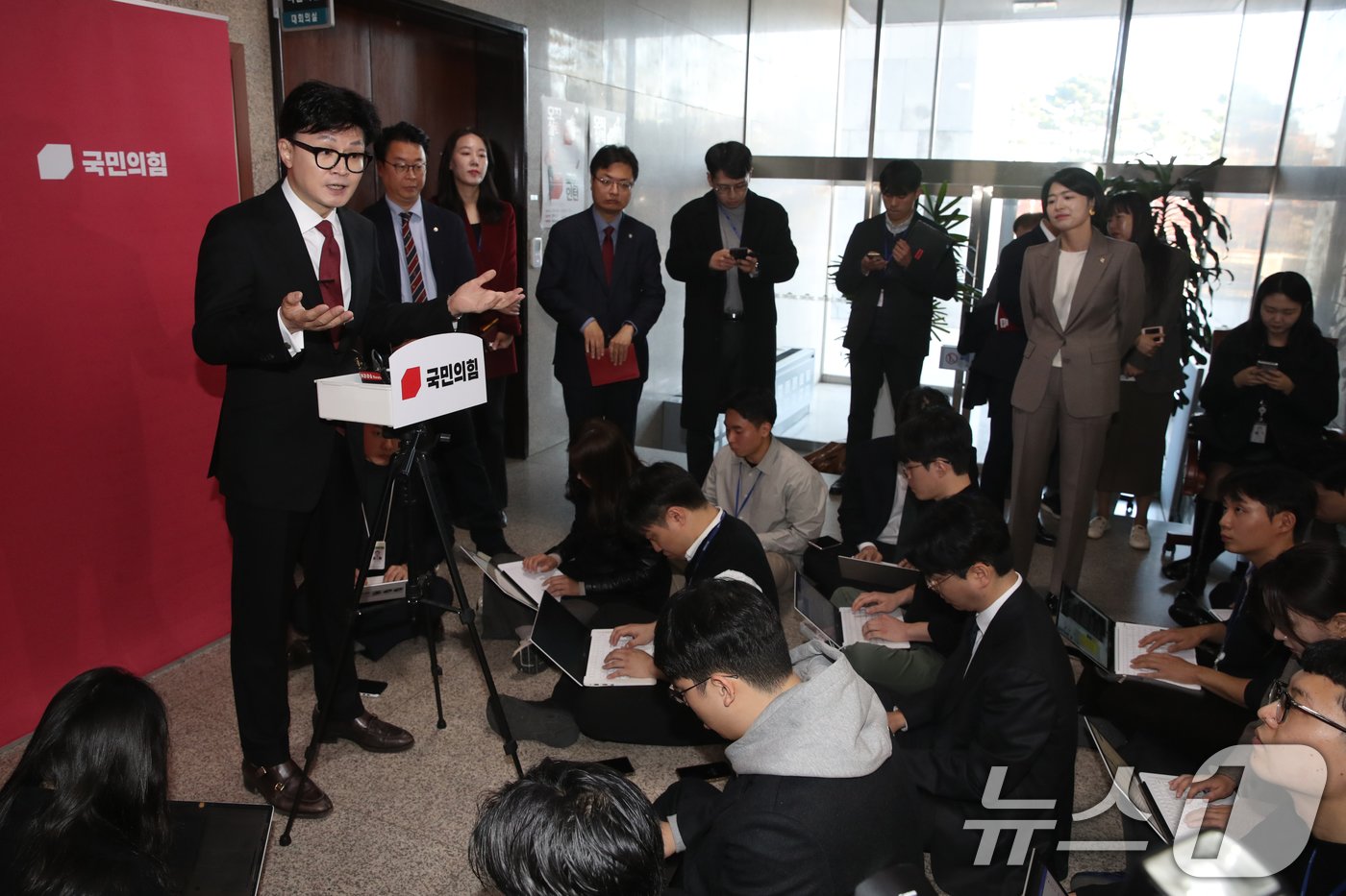 본문 이미지 - 한동훈 국민의힘 대표가 25일 오전 서울 여의도 국회에서 최고위원회의를 마친뒤 당원 게시판 논란과 관련해 취재진의 질문에 답하고 있다. 2024.11.25/뉴스1 ⓒ News1 이광호 기자