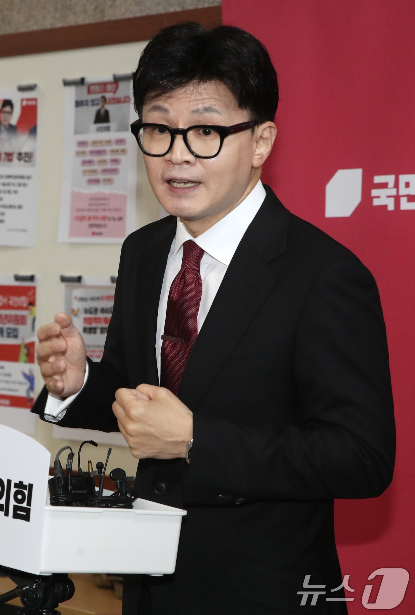 본문 이미지 - 한동훈 국민의힘 대표가 25일 오전 서울 여의도 국회에서 최고위원회의를 마친뒤 당원 게시판 논란과 관련해 취재진의 질문에 답하고 있다. 2024.11.25/뉴스1 ⓒ News1 이광호 기자