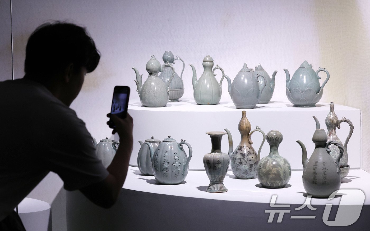 본문 이미지 - 25일 서울 용산구 국립중앙박물관 상설전시관 특별전시실에서 열린 고려 상형 청자를 조명하는 특별전 '푸른 세상을 빚다, 고려 상형 청자' 언론공개회에서 관람객이 고려 상형 청자의 주요 작품을 둘러보고 있다. 이번 특별전은 고려 상형 청자의 주요 작품과 최신 발굴 자료를 처음으로 한자리에 모은 전시다. 2024.11.25/뉴스1 ⓒ News1 박지혜 기자