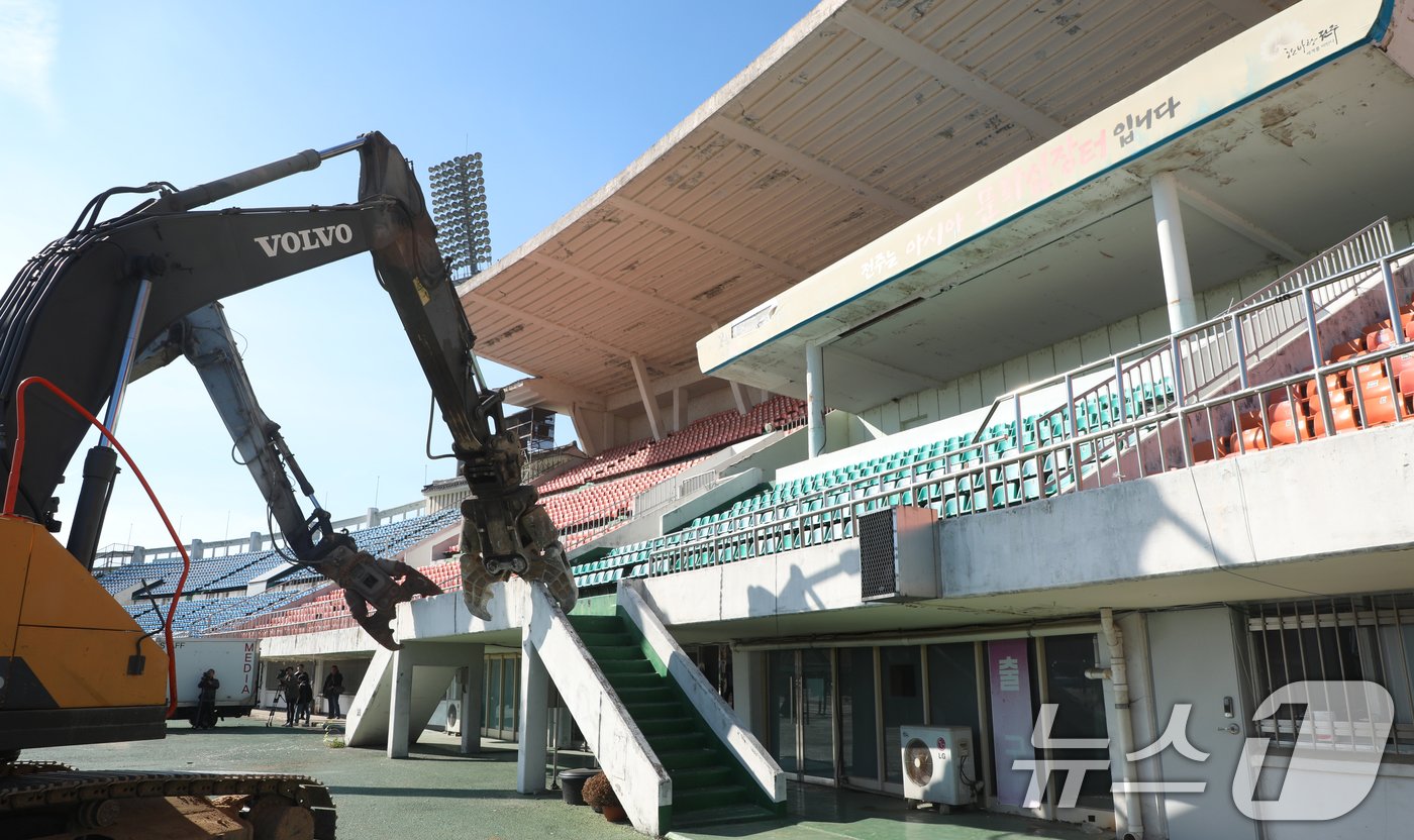 본문 이미지 - 25일 전북자치도 전주시 전주종합경기장 부지에서 열린 '전주종합경기장 철거공사 안전기원 착공식'에서 관계자들이 철거 작업을 하고 있다. 2024.11.25/뉴스1 ⓒ News1 유경석 기자