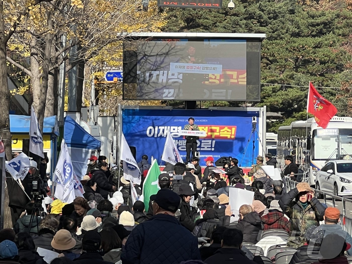 이재명 더불어민주당 대표의 위증교사 혐의 1심 판결이 선고되는 25일 오전 서초동에서 보수단체가 주최하는 집회가 열리고 있다. 2024.11.25/뉴스1 ⓒ 뉴스1 김민수 기자