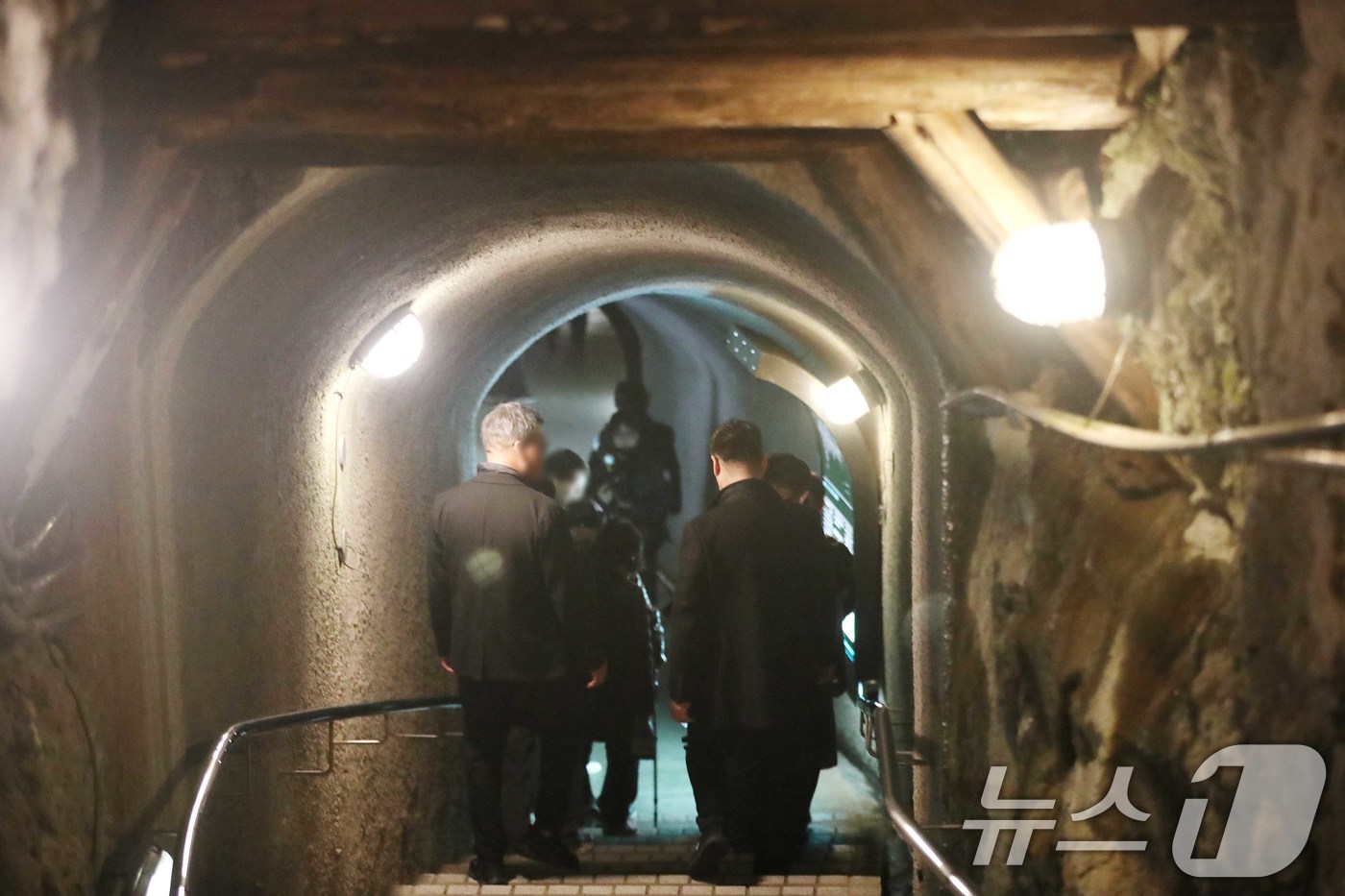 (사도(일본)=뉴스1) 임세영 기자 = 사도광산 강제동원 한국인 희생자 유족들이 25일 일본 니가타현 사도시 사도광산 갱도를 찾아 내부를 둘러보고 있다. 2024.11.25/뉴스1 …