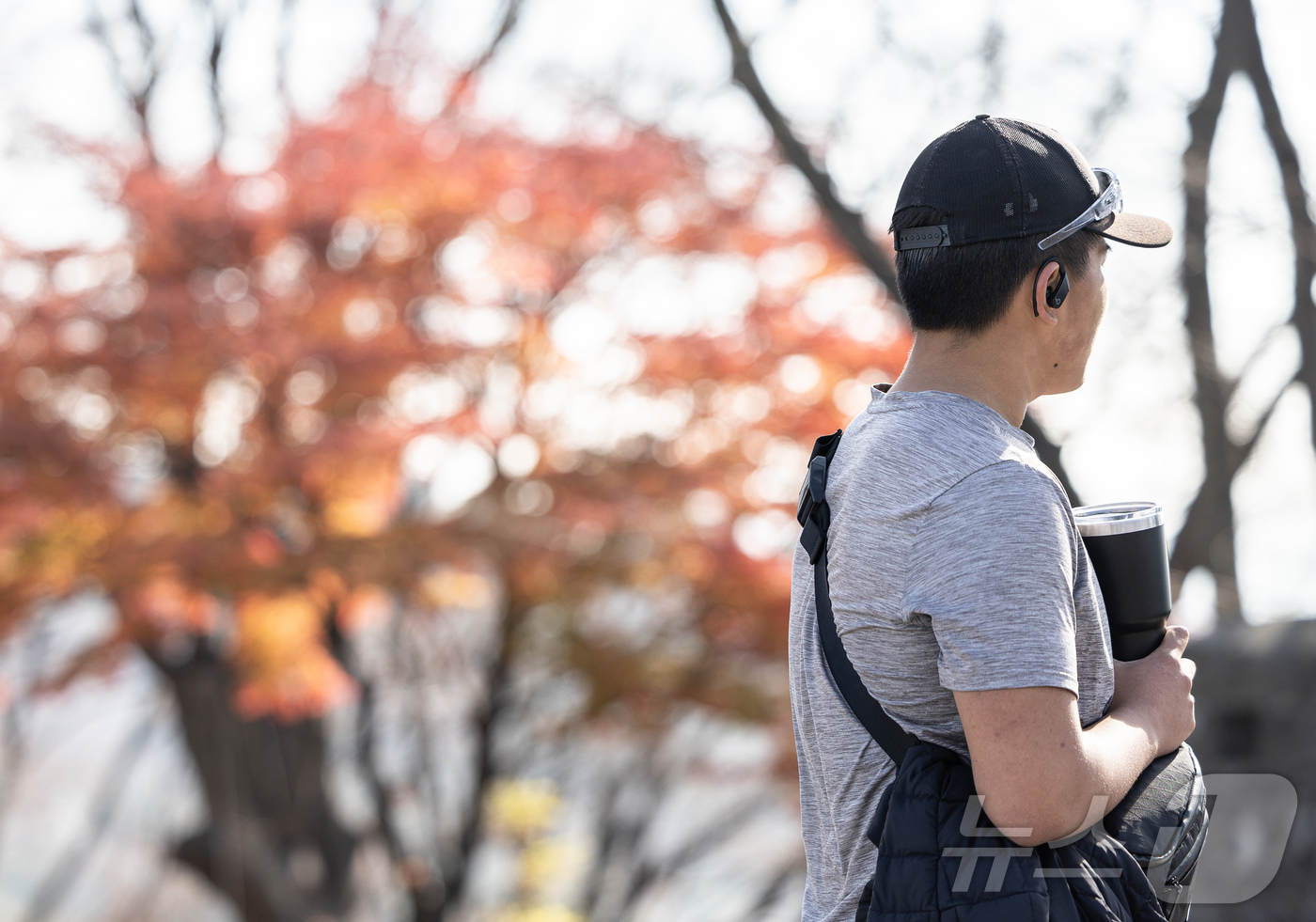 (서울=뉴스1) 이재명 기자 = 포근한 날씨를 보인 25일 서울 용산구 남산에서 얇은 옷차림을 입은 시민이 산책을 하고 있다.기상청은 올해 겨울은 예년보다 포근할 것으로 예상한다고 …