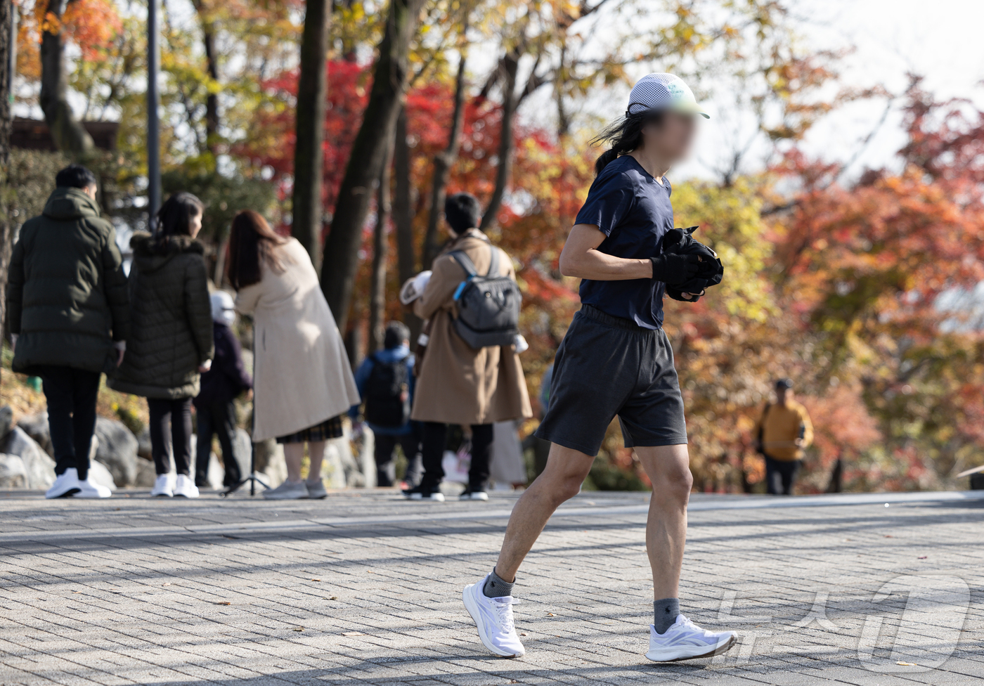 (서울=뉴스1) 이재명 기자 = 포근한 날씨를 보인 25일 서울 용산구 남산에서 얇은 옷차림을 입은 시민이 러닝을 하고 있다.기상청은 올해 겨울은 예년보다 포근할 것으로 예상한다고 …