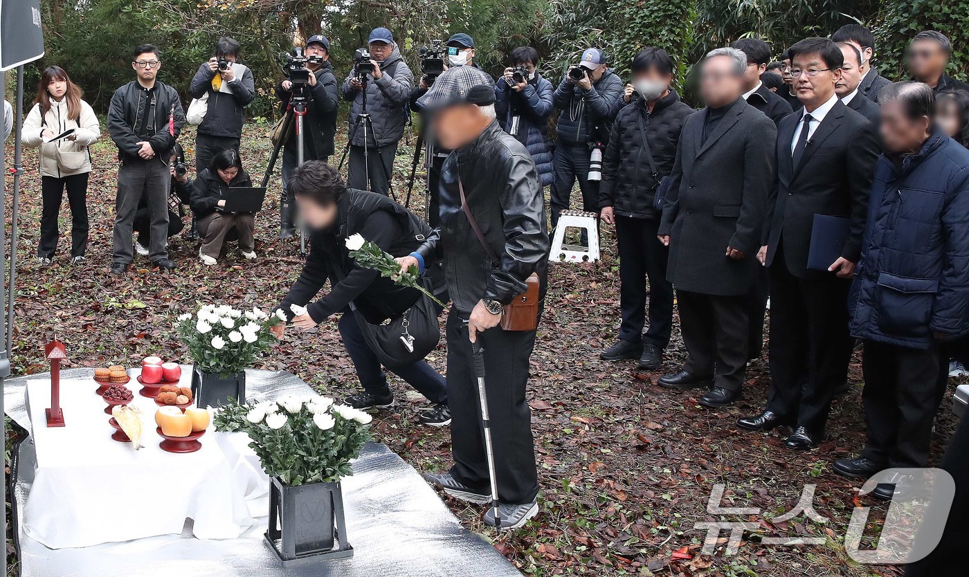 (사도(일본)=뉴스1) 임세영 기자 = 강제징용 피해자 유가족이 25일 오전 일본 니가타현 사도시 소재 사도광산 조선인 기숙사 터 제4상애료에서 열린 사도광산 강제동원 한국인 희생 …