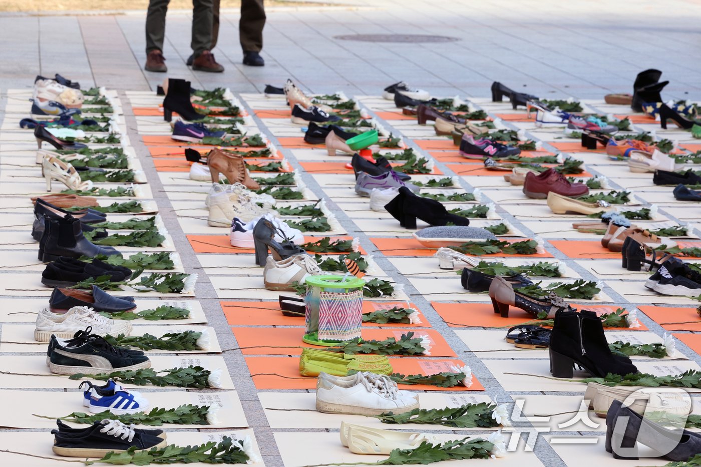 본문 이미지 - 세계여성폭력추방주간이 시작되는 25일 서울 종로구 보신각 앞에서 한국여성의전화 회원들이 '192 켤레의 멈춘 신발' 여성 살해 규탄 퍼포먼스를 하고 있다. 2024.11.25/뉴스1 ⓒ News1 황기선 기자