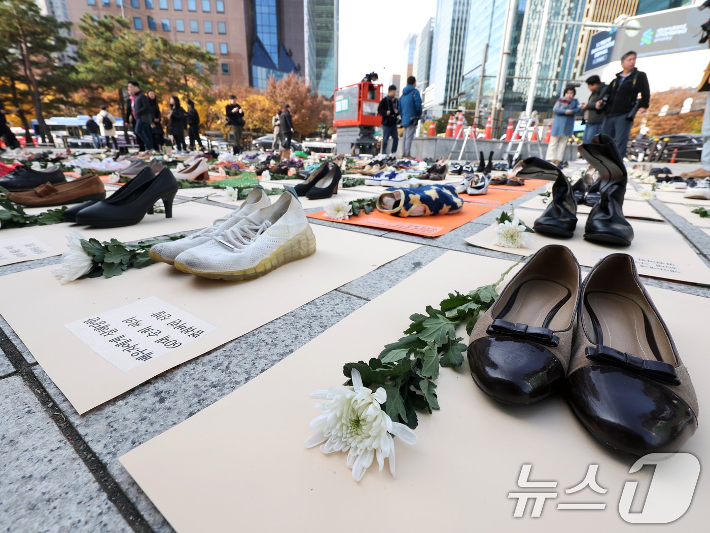 세계여성폭력추방주간이 시작되는 25일 서울 종로구 보신각 앞에서 한국여성의전화 회원들이 &#39;192 켤레의 멈춘 신발&#39; 여성 살해 규탄 퍼포먼스를 하고 있다.  2024.11.25/뉴스1 ⓒ News1 황기선 기자