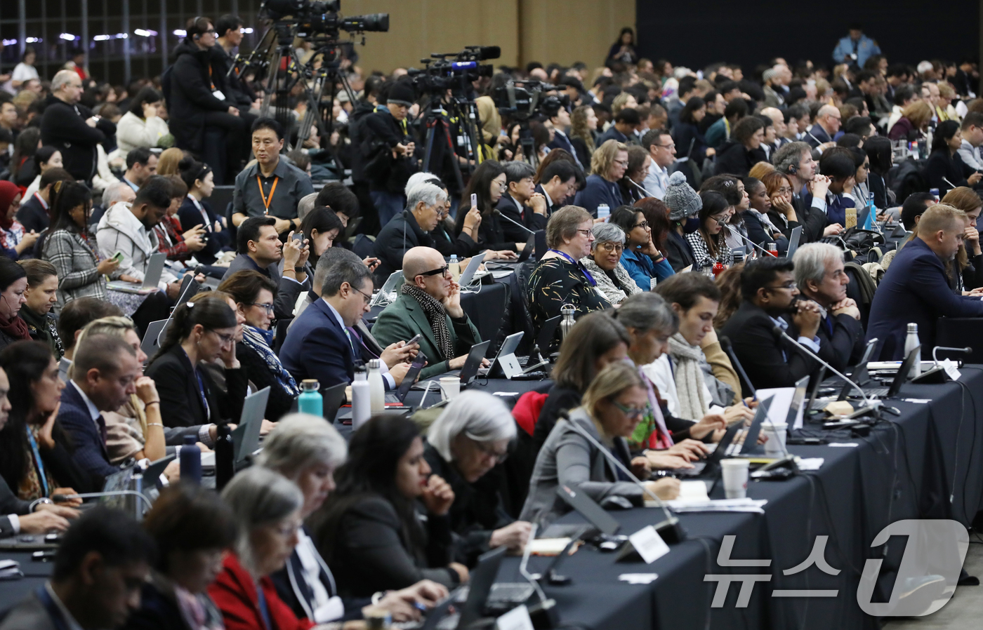 (부산=뉴스1) 윤일지 기자 = 25일 부산 해운대구 벡스코 제1전시장에서 열린 유엔 플라스틱 오염 국제협약 제5차 정부간협상위원회(INC-5) 개막식에서 참석자들이 자리해 있다. …