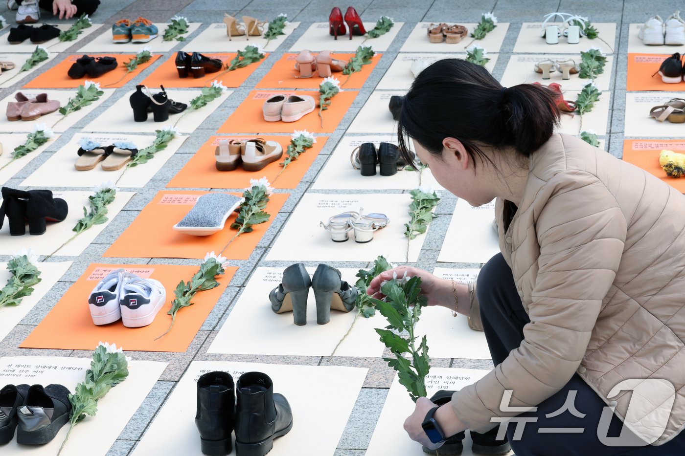 본문 이미지 - 세계여성폭력추방주간이 시작되는 25일 서울 종로구 보신각 앞에서 한국여성의전화 회원들이 '192 켤레의 멈춘 신발' 여성 살해 규탄 퍼포먼스를 하고 있다.  2024.11.25/뉴스1 ⓒ News1 황기선 기자