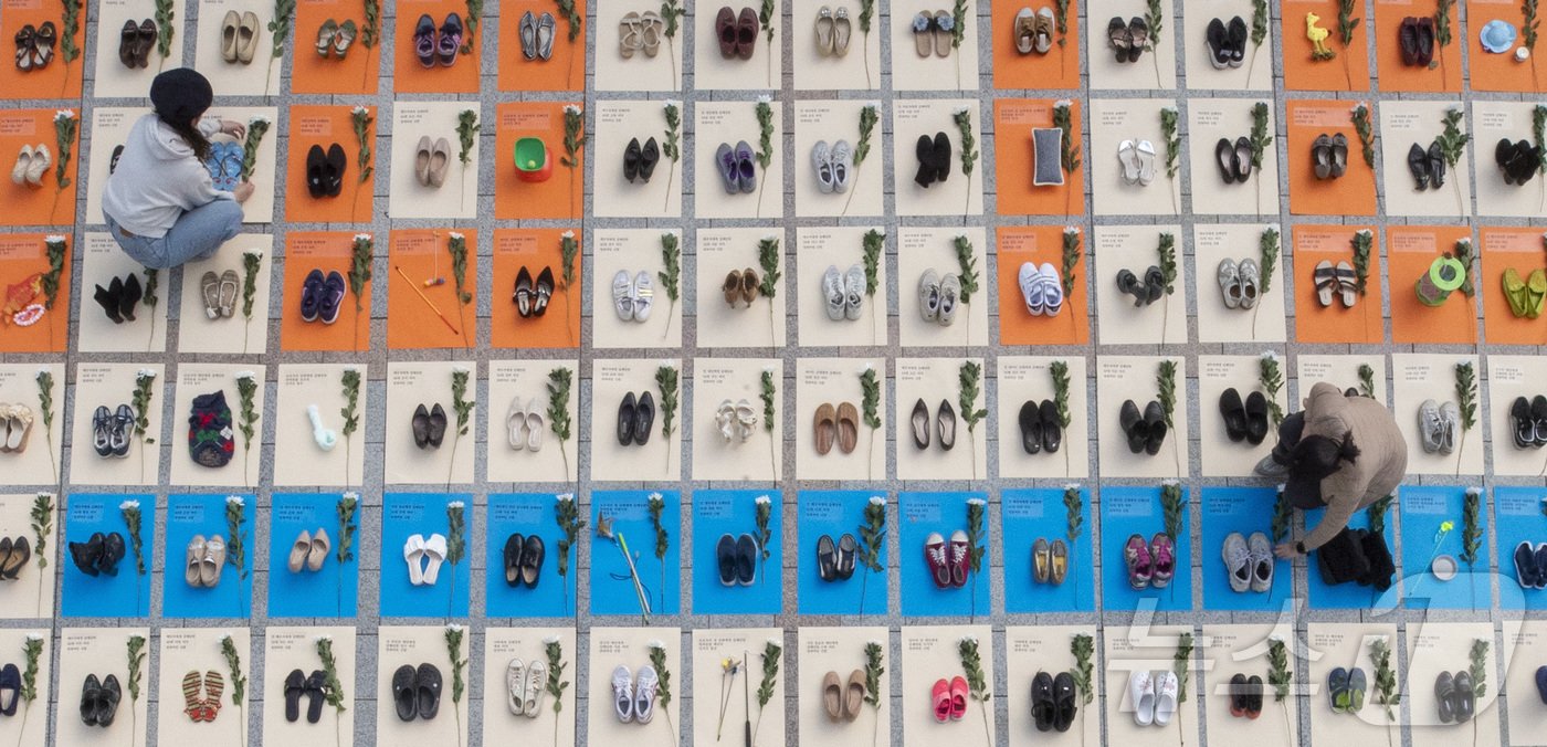 본문 이미지 - 세계여성폭력추방주간이 시작되는 25일 서울 종로구 보신각 앞에서 한국여성의전화 회원들이 '192 켤레의 멈춘 신발' 여성 살해 규탄 퍼포먼스를 하고 있다.  (공동취재) 2024.11.25/뉴스1 ⓒ News1 황기선 기자