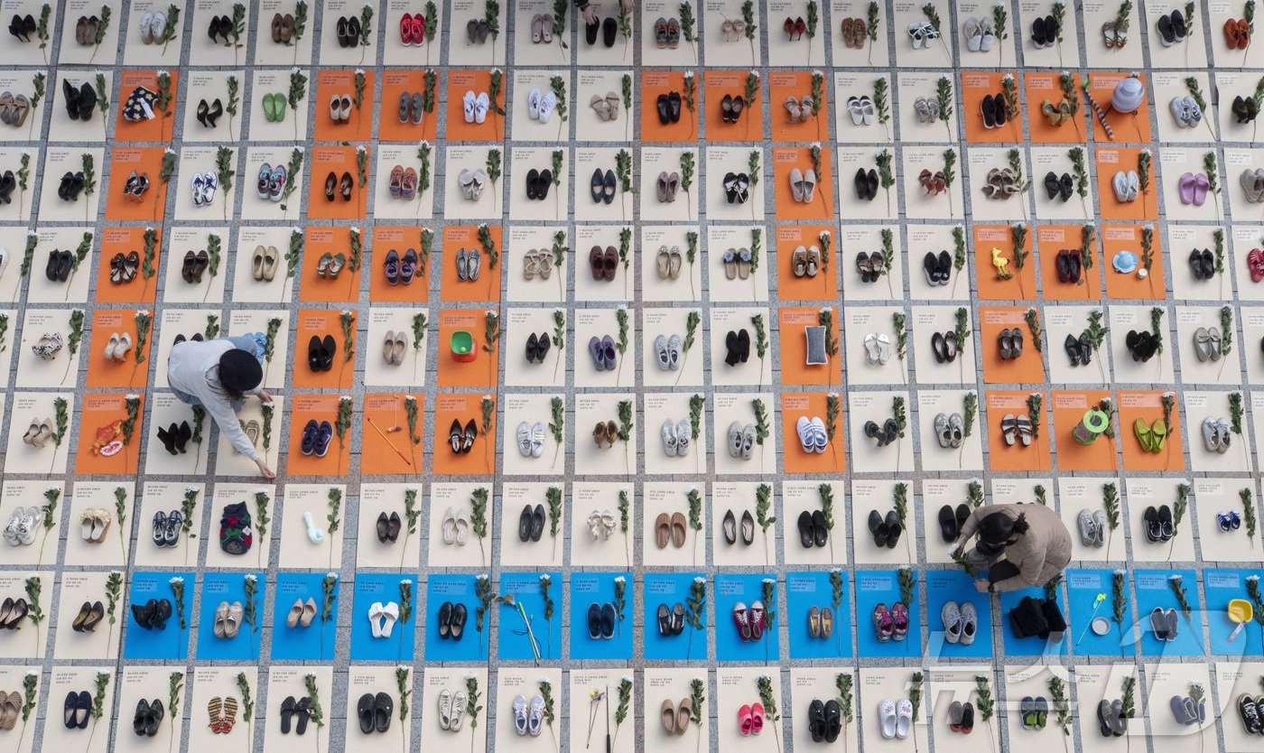 본문 이미지 - 세계여성폭력추방주간이 시작되는 25일 서울 종로구 보신각 앞에서 한국여성의전화 회원들이 '192 켤레의 멈춘 신발' 여성 살해 규탄 퍼포먼스를 하고 있다. (공동취재) 2024.11.25/뉴스1 ⓒ News1 황기선 기자