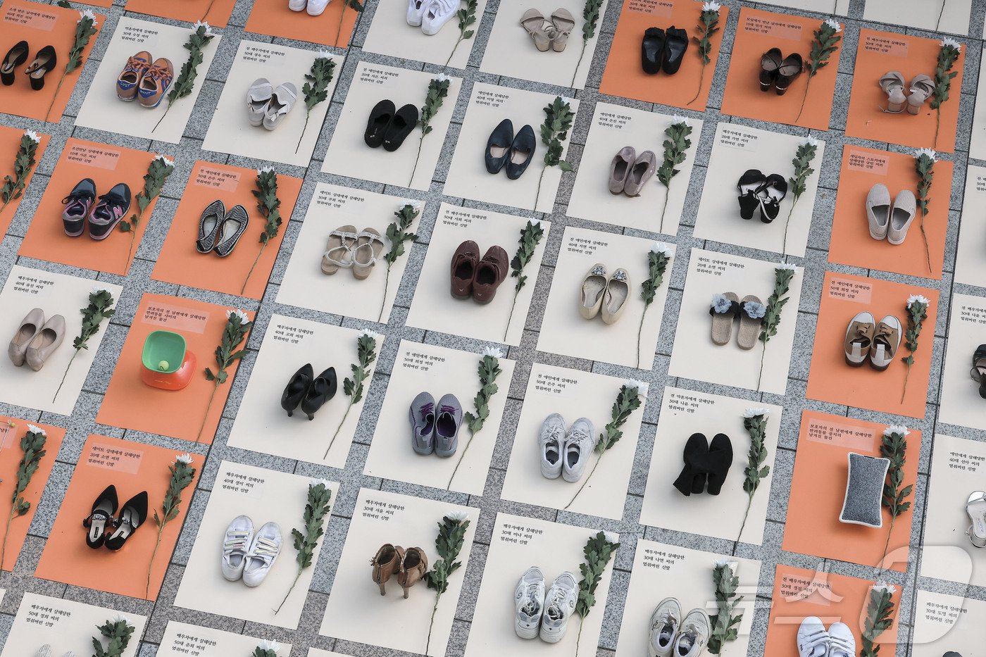 본문 이미지 - 세계여성폭력추방주간이 시작되는 25일 서울 종로구 보신각 앞에서 한국여성의전화 회원들이 '192 켤레의 멈춘 신발' 여성 살해 규탄 퍼포먼스를 하고 있다. (공동취재) 2024.11.25/뉴스1 ⓒ News1 황기선 기자