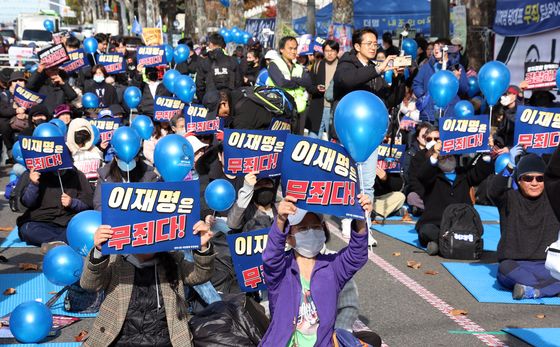 '이재명 무죄'에 지지자들 덩실덩실…보수단체 "법 죽었다"