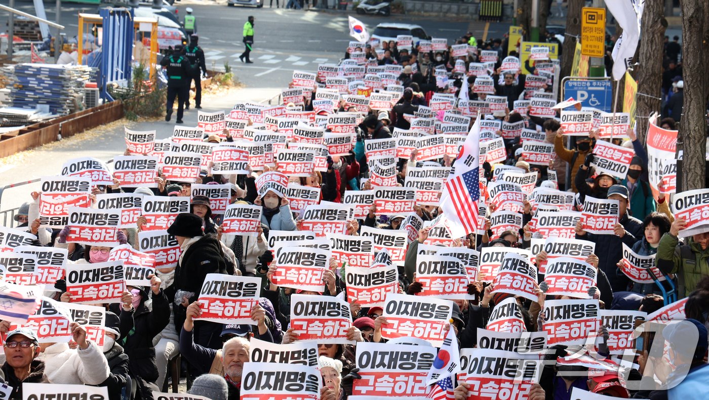 25일 서울 서초구 서울중앙지방법원 인근에서 보수단체 회원들이 이재명 더불어민주당 대표의 위증교사 혐의 사건에 대한 1심 선고를 앞두고 규탄 집회를 하고 있다. 2024.11.25/뉴스1 ⓒ News1 김명섭 기자