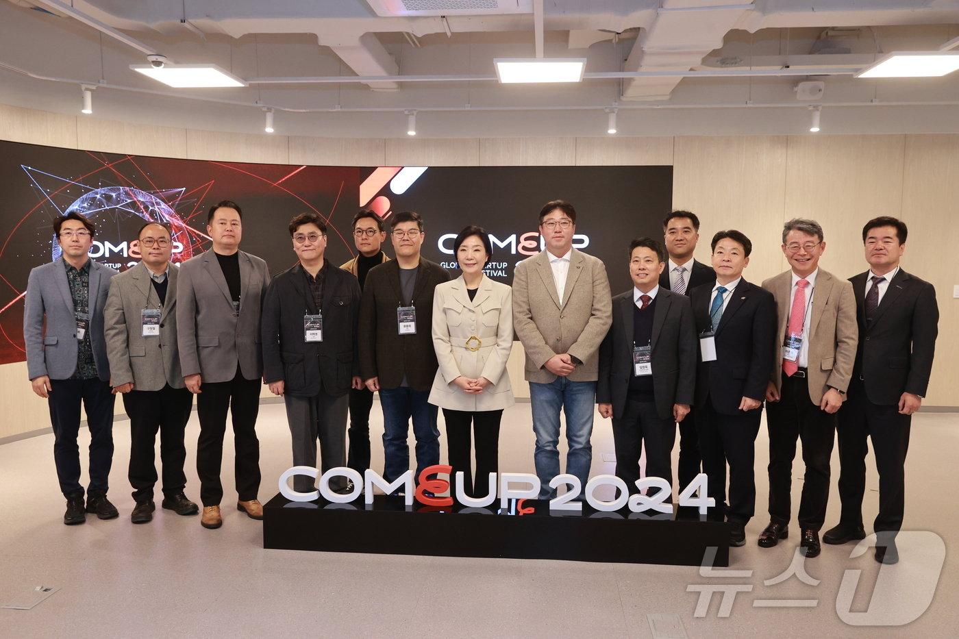 본문 이미지 - 오영주 중소벤처기업부 장관(가운데)이 25일 서울 강남구 글로벌스타트업센터(GSC)에서 '컴업(COMEUP) 2024' 브리핑에 앞서 민관공동위원회 위원들과 기념 촬영을 하고 있다.(중소벤처기업부 제공)