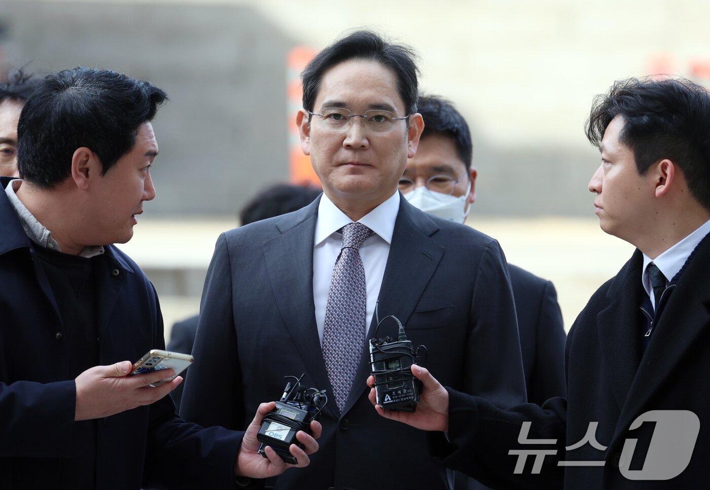 본문 이미지 - 이재용 삼성전자 회장이 25일 서울 서초구 서울중앙지방법원에서 열린 '경영권 불법 승계' 의혹 자본시장과금융투자업에관한법률위반등 2심 공판에 출석하고 있다. 2024.11.25/뉴스1 ⓒ News1 김명섭 기자