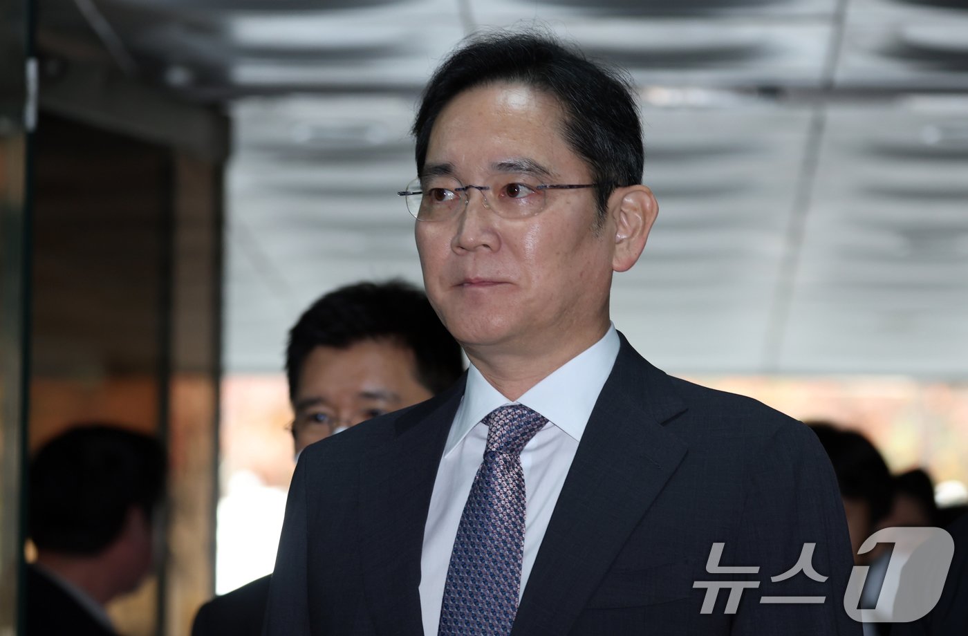 본문 이미지 - 이재용 삼성전자 회장이 25일 서울 서초구 서울중앙지방법원에서 열린 '경영권 불법 승계' 의혹 자본시장과금융투자업에관한법률위반등 2심 공판에 출석하고 있다. 2024.11.25/뉴스1 ⓒ News1 김명섭 기자