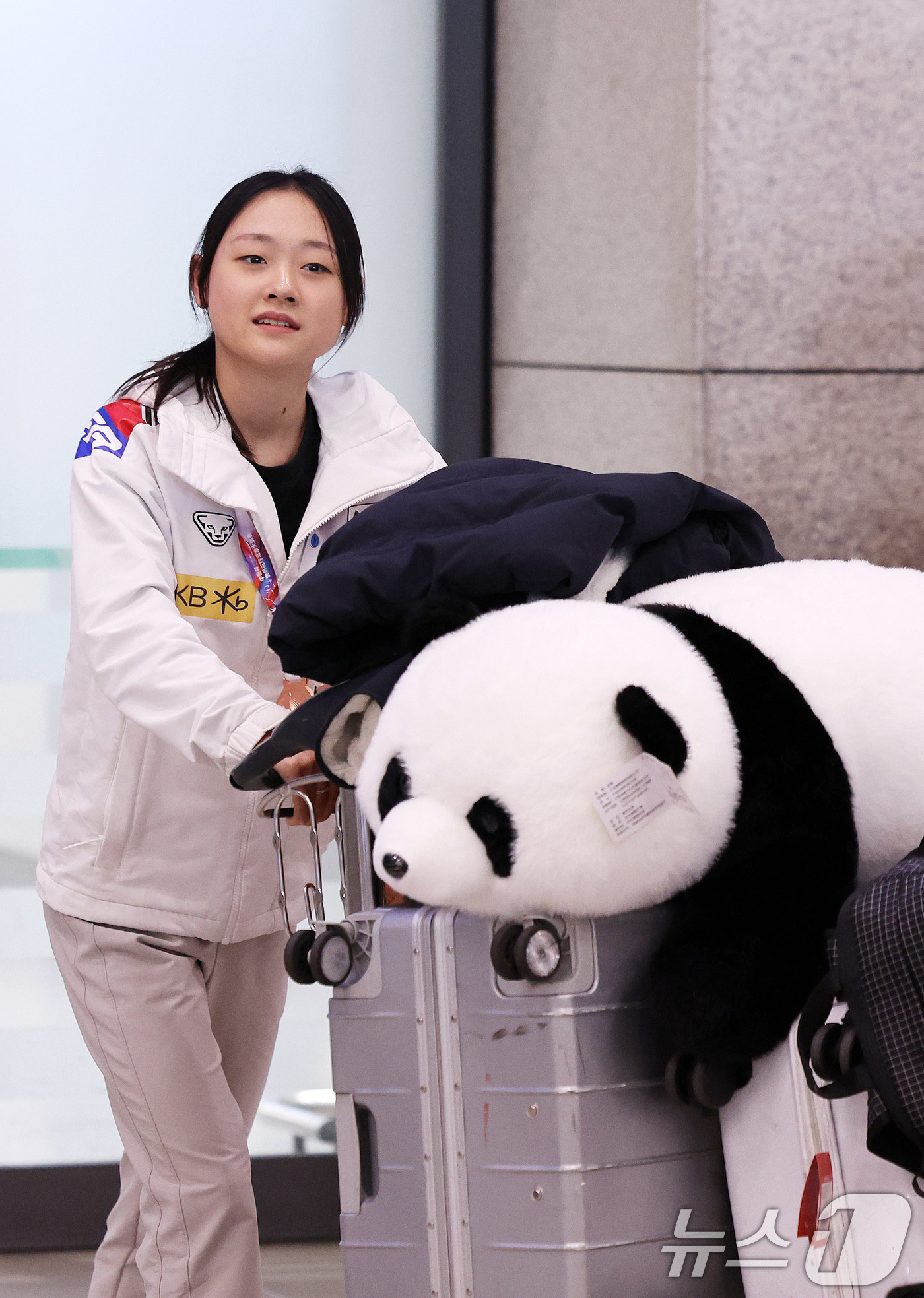 (인천공항=뉴스1) 박지혜 기자 = 시니어 그랑프리 6차 대회에서 개인 최고 기록을 세우며 동메달을 획득한 피겨스케이팅 국가대표 김채연이 25일 인천국제공항을 통해 귀국하고 있다. …