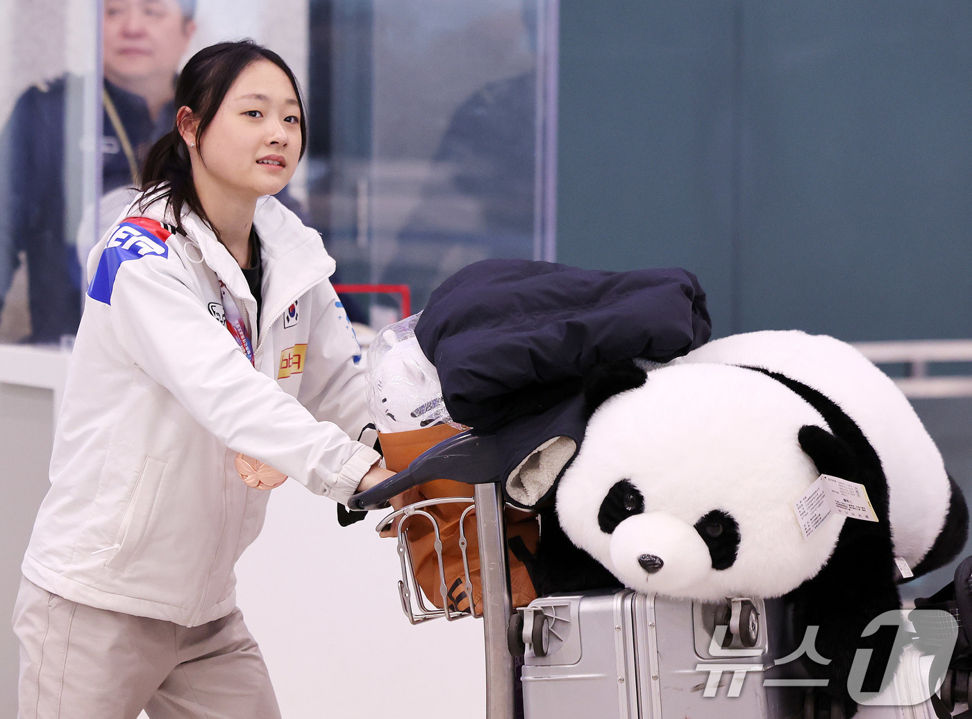 (인천공항=뉴스1) 박지혜 기자 = 시니어 그랑프리 6차 대회에서 개인 최고 기록을 세우며 동메달을 획득한 피겨스케이팅 국가대표 김채연이 25일 인천국제공항을 통해 귀국하고 있다. …