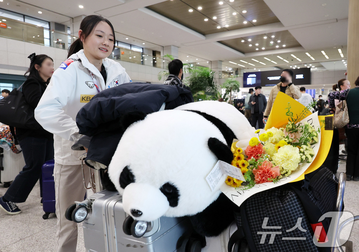 (인천공항=뉴스1) 박지혜 기자 = 시니어 그랑프리 6차 대회에서 개인 최고 기록을 세우며 동메달을 획득한 피겨스케이팅 국가대표 김채연이 25일 인천국제공항을 통해 귀국하고 있다. …