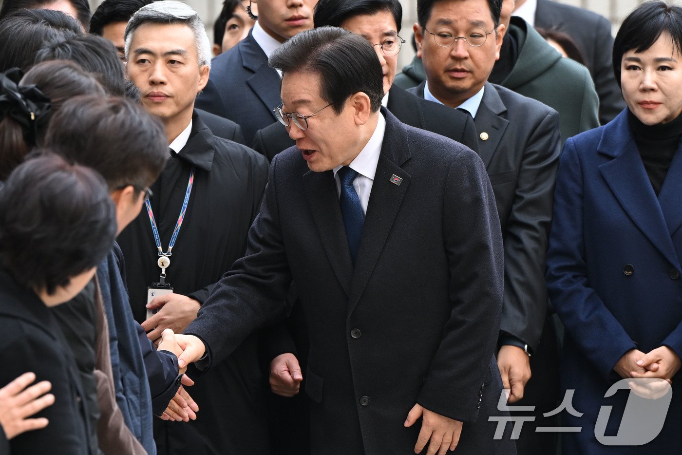 위증교사 혐의로 재판을 받는 이재명 더불어민주당 대표가 25일 서울 서초구 중앙지방법원에서 열린 1심 선고 공판에 출석하고 있다. 2024.11.25/뉴스1 ⓒ News1 사진공동취재단