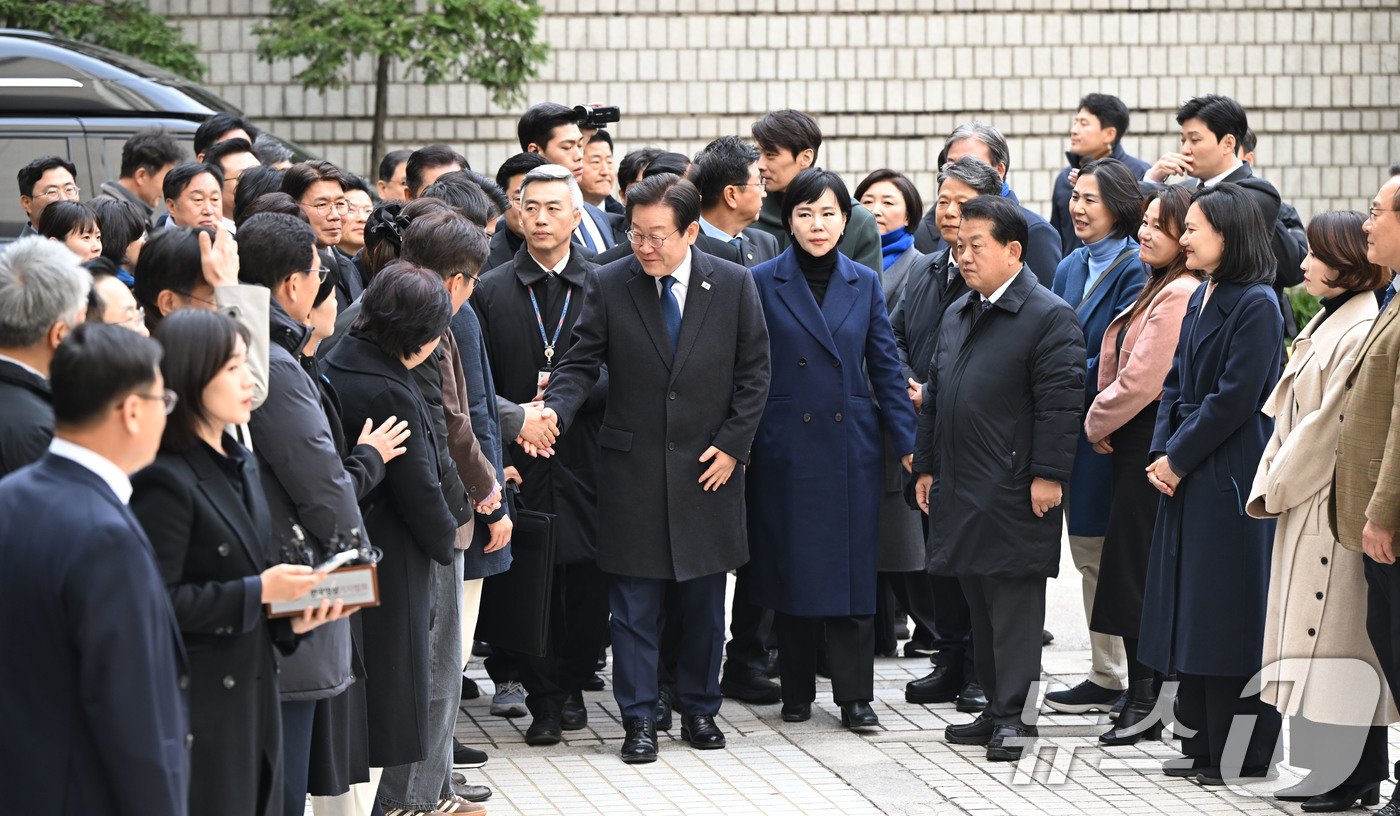 위증교사 혐의로 재판을 받는 이재명 더불어민주당 대표가 25일 서울 서초구 중앙지방법원에서 열린 1심 선고 공판에 출석하고 있다. 2024.11.25/뉴스1 ⓒ News1 사진공동취재단